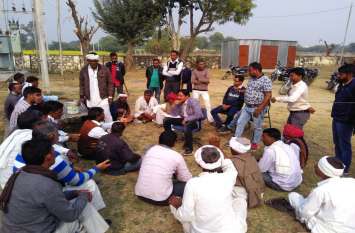 Farmers demonstrated for electricity during the day दिन में बिजली के लिए किसानों ने किया प्रदर्शन