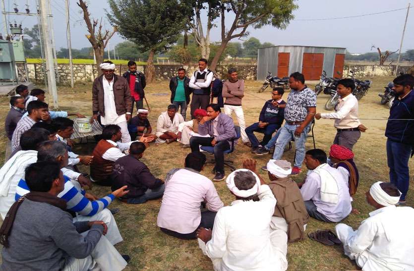 दिन में बिजली के लिए किसानों ने किया प्रदर्शन दिन में बिजली के लिए किसानों ने किया प्रदर्शन