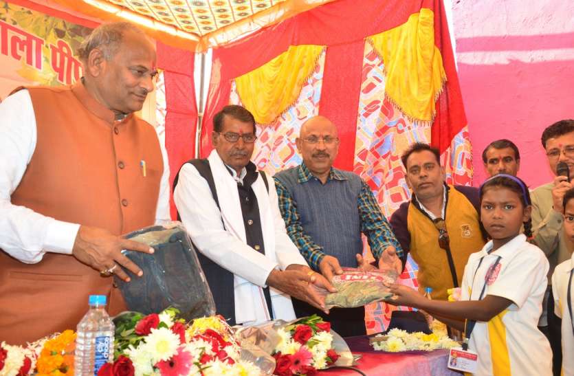 स्वेटर वितरण बच्चों के यूनीफार्म से लेकर स्कूल के मेंटेनेंस तक का खर्च खुद उठाते है सभी टीचर