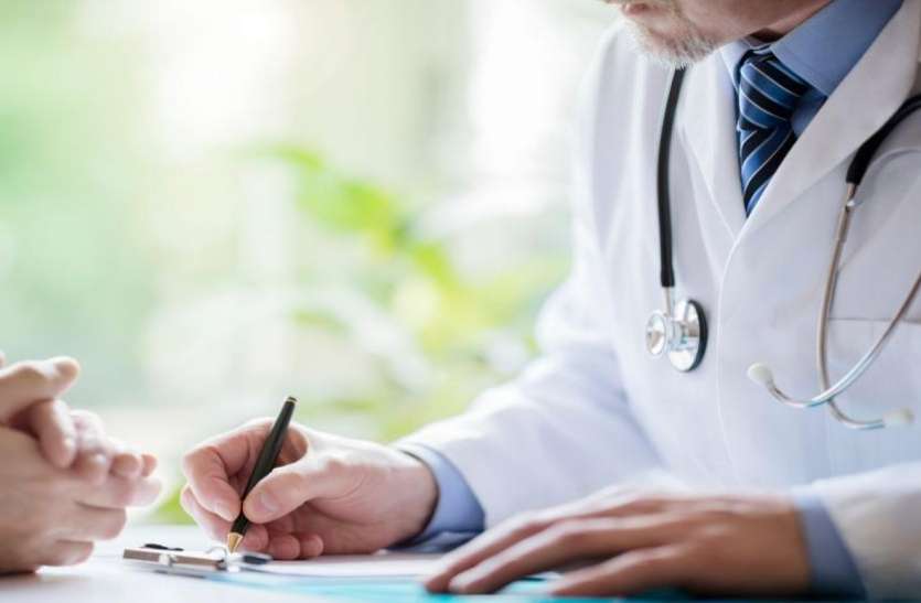 0_doctor-and-patient-taking-notes-in-surgery.jpg हार्ट फेल, फेफड़े की खराबी व स्वाइन फ्लू में एक्मो तकनीक कारगर
