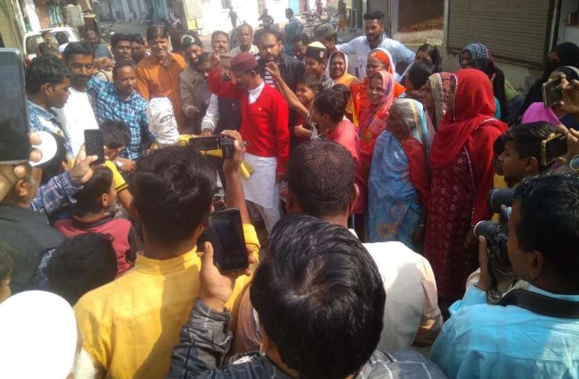 समस्याओं से आक्रोशित रहवासियों ने नपा के खिलाफ किया प्रदर्शन समस्याओं से आक्रोशित रहवासियों ने नपा के खिलाफ किया प्रदर्शन