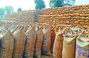 Paddy purchased, farmers created uproar किसानों ने धान खरीदी केंद्रों में मचाया हंगामा दोपहर के बाद शुरू हुई तौलाई