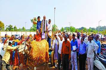 Committee managers and farmers demonstrated बैलगाड़ी पर सवार होकर कलेक्टोरेट के दरवाजे के सामने बैठ समिति प्रबंधकों और किसानों ने किया प्रदर्शन