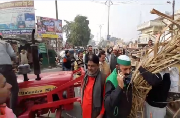 Sugarcane farmers protest for price rise नागरिकता संशोधन बिल पर जारी बवाल के बीच किसानों ने भी किया सड़क जाम