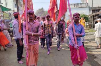Dada devotees took out the trail and Kalash in the village दादा भक्तों ने निकाली गांव में निशान एवं कलश यात्रा