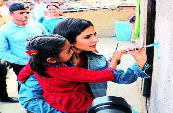 Katrina Kaif made a painting by lifting a rural girl in her lap कैटरीना कैफ ने गांव की बच्ची को गोद में उठाकर दीवार पर बनाई पेंटिंग, देखते रह गए लोग