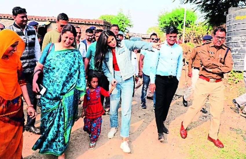 कैटरीना कैफ ने गांव की बच्ची को गोद में उठाकर दीवार पर बनाई पेंटिंग, देखते रह गए लोग