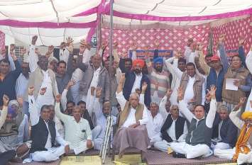 Indenture to reduce water sent, movement of Prithvi Putra for canal w पानी घटाने का इंडेंट भेजा, नहरी पानी के लिए धरतीपुत्रों का आंदोलन तीसरे दिन जारी