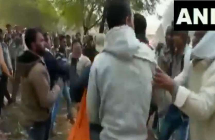 वीडियो: यूरिया के लिए आपस में लड़ रहे किसान, कमलनाथ सरकार केन्द्र पर लगा रही आरोप वीडियो: यूरिया के लिए आपस में लड़ रहे किसान, कमलनाथ सरकार केन्द्र पर लगा रही आरोप