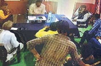 Complaint of Mahwa chairman Narbada Devi महवा चेयरमैन नर्बदा देवी की शिकायत, सीट पर बैठकर बेटा कर रहा दस्तावेजों पर हस्ताक्षर