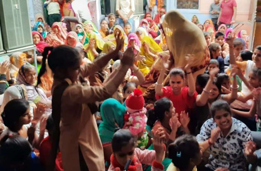गोवर्धन पूजा में भजनों पर झूमे श्रद्धालु गोवर्धन पूजा में भजनों पर झूमे श्रद्धालु