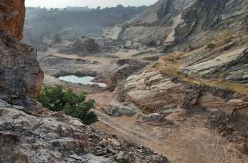 illegle mining in jaipur : International Mountain Day आज अंतरराष्ट्रीय माउंडेन डे....खनन माफिया ने इतना खोदा पहाड,निकल आया पानी