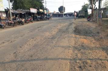 Millions spent, yet potholes on the roads remain intact लाखों खर्च, फिर भी सडक़ों पर गड्ढे जस के तस