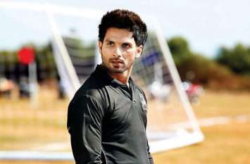 Shahid Kapoor refuses to give performance शाहिद कपूर सर्वेश्रेष्ठ पुरस्कार ना मिलने से हुए नाराज, बीच में ही छोड़ा अवॉर्ड शो ?