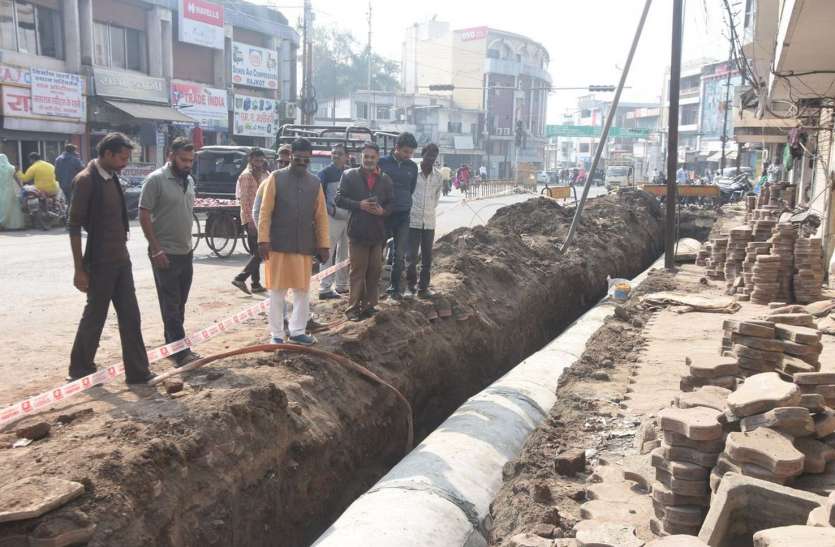 रहवासियों में आक्रोश: सीवर लाइन का काम रुकवाया रहवासियों में आक्रोश: सीवर लाइन का काम रुकवाया
