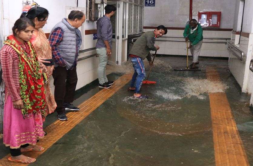 आखिर ऐसा क्या हुआ कि एसएमएस अस्पताल हो गया पानी-पानी, जानिए वजह आखिर ऐसा क्या हुआ कि एसएमएस अस्पताल हो गया पानी-पानी, जानिए वजह