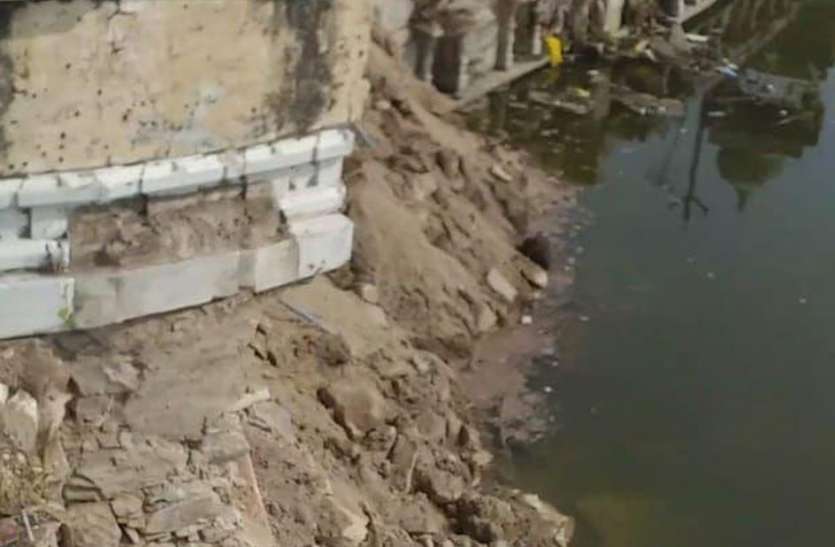 The damaged sail of Baghela pond collapsed बाघेला तालाब की क्षतिग्रस्त पाल का हिस्सा ढहा