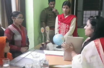 Uttar Pradesh Rajya Mahila Ayog Upadhyaksh Sushma Singh Reach Rampur Rampur: राज्य महिला आयोग की उपाध्यक्ष ने एकाउंटेंट के सामने जोड़े हाथ- देखें Video