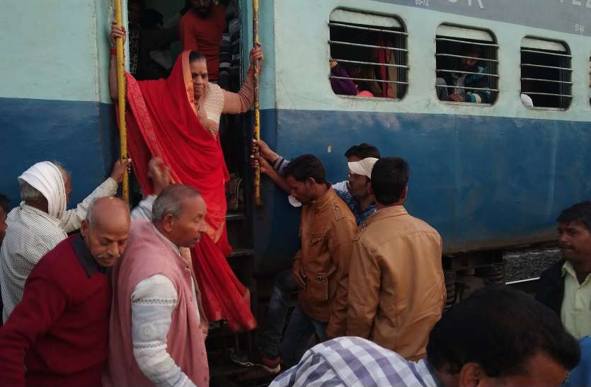 पटरियों पर उतरने को मजबूर प्लेटफार्म छोड़कर आगे निकलीं छत्तीसगढ़ एक्सप्रेस की बोगियां
