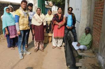 Ward councilors sitting on dharna for ward cleaning Video Story: वार्ड सफाई के लिए धरने पर बैठे वार्ड पार्षद