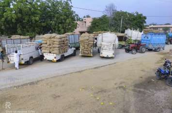Road jammed, road blocked सडक़ पर वाहनों का जाम, मार्ग अवरुद्ध