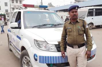 Dial 100 shahdol woman safety late night police free service gov जंगल के बीच महिला प्रोफेसर की बिगड़ी कार, अंधेरे के साथ बढ़ रहा था डर, पुलिस का मिला कुछ ऐसा रिस्पांस