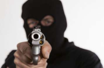 Moped hit by car and intimidate with gun कार से मोपेड को टक्कर मार पिस्तौल तानी