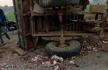 One killed in a pick-up tractor collision पिकअप-ट्रैक्टर की भिड़ंत में एक की मौत, मौके पर बिखरे मुर्गा-मुर्गी को लूट भागे ग्रामीण