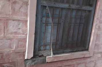 Thieves escaped when siren rang in the bank बैंक में सायरन बजा तो भाग निकले चोर