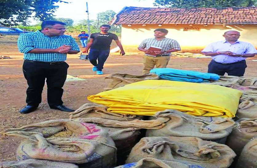 धान खरीदी केंद्रो के निरीक्षण के दौरान, कलक्टर ने कहा समिति प्रबंधक, डाटा एंट्री ऑपरेटर सेवा की जाएगी समाप्त धान खरीदी केंद्रो के निरीक्षण के दौरान, कलक्टर ने कहा समिति प्रबंधक, डाटा एंट्री ऑपरेटर सेवा की जाएगी समाप्त