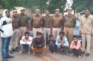 Five people escaped after robbing a car, scattered in the market due t कार लूटकर भागे पांच जने, नाकाबंदी के चलते बाजार में बिखरे, एक को गटर से दबोचा