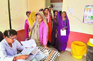 district hospital rajgarh mp : Female doctor has to call and call अस्पताल में मरीजों को महिला डॉक्टर को दिखाना है तो फोन लगाकर बुलाना पड़ता है