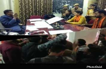 Protest at the swearing in ceremony of the student union president छात्र संघ अध्य्क्ष के शपथ ग्रहण में वक्ता को रोकना पड़ा भारी,मचा बवाल,छात्रों ने कुर्सियां तोड़ी,विरोध में उतरा एबीवीपी छात्र संगठन