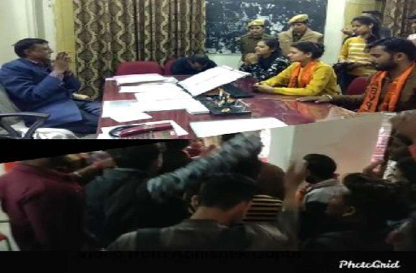 छात्र संघ अध्य्क्ष का शपथ ग्रहण बना बवाल,वक्ता को रोकना पड़ा भारी,छात्रों ने कुर्सियां तोड़ी,विरोध में उतरा एबीवीपी छात्र संगठन छात्र संघ अध्य्क्ष के शपथ ग्रहण में वक्ता को रोकना पड़ा भारी,मचा बवाल,छात्रों ने कुर्सियां तोड़ी,विरोध में उतरा एबीवीपी छात्र संगठन