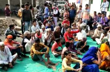 Peaceful strike ensued, road jammed शांतिपूर्ण धरना हुआ उग्र, सड़क मार्ग किया जाम