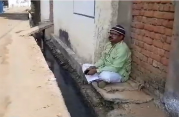 Councilor sitting on dharna over the drain see video नाली के ऊपर धरने पर बैठे पार्षद, वीडियो में जाने क्या है कारण