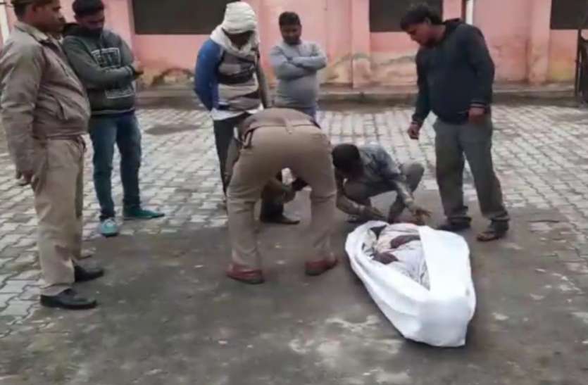Mahoba News ट्रेक्टर ट्राली पलटने से प्रधान की दर्दनाक मौत, दो घायल जिला अस्पताल में भर्ती