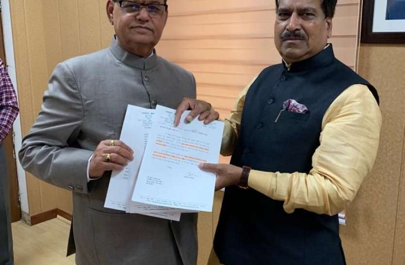 गांधीनगर रेलवे स्टेशन पर लगेगी महात्मा गांधी की प्रतिमा गांधीनगर रेलवे स्टेशन पर लगेगी महात्मा गांधी की प्रतिमा