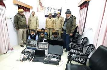 four arrested for betting on india west indies match भारत-वेस्टइंडीज क्रिकेट मैच पर सट्टा लगाते 4 बुकी गिरफ्तार, करोड़ों का हिसाब बरामद,32 मोबाइल,लेपटाप बरामद