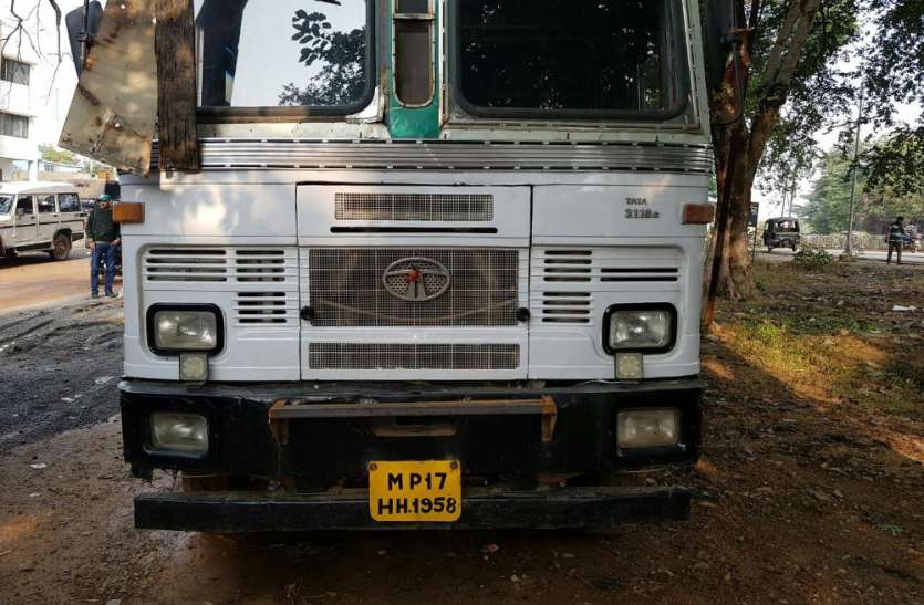 Chhattisgarh Truck missing in carrying 36 tons of sariya found in Rewa CG से सरिया लेकर MP में गायब हुआ ट्रक मिला, पहचान छिपाने के लिए कराया जा रहा था पेंट