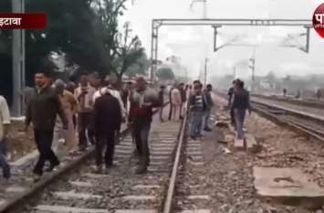 Man died in road accident in Etawah दर्दनाक हादसे का शिकार हुआ बाइक सवार युवक, देखें वीडियो