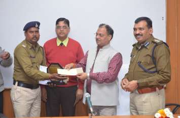 Respect for a policeman who helped a female professor in trouble Video Story: मुसीबत में फंसी महिला प्रोफेसर की मदद करने वाले पुलिसकर्मी का सम्मान