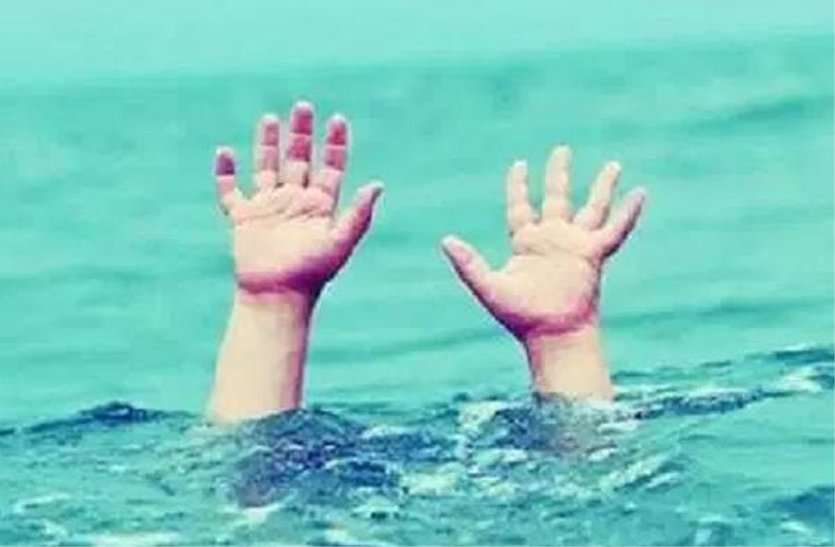 पानी के गड्ढे में गिरने सें दो साल के मासूम की दर्दनाक मौत…. पानी के गड्ढे में गिरने सें दो साल के मासूम की दर्दनाक मौत….
