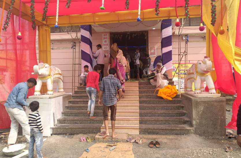 श्याम मंदिर खाटूधाम में आए संगमरमर के दो गजराज श्याम मंदिर खाटूधाम में आए संगमरमर के दो गजराज