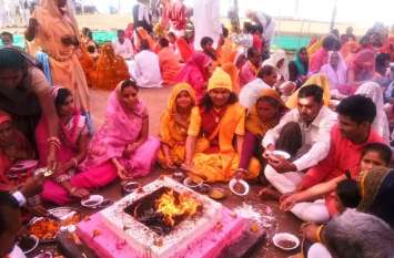 500 couples made sacrifices, wearing six of 16 rites 500 जोड़ों ने दी आहुतियां, 16 में से छह संस्कार धारण करवाए