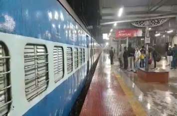 Ddu Junction railway yard Ohe wire broken distrubed railway ओएचई वायर टूटने से साढ़े तीन घंटे तक ठप रहा रेल परिचालन, ठंडी हवाओं के साथ हो रही बारिश से परेशान रहे यात्री