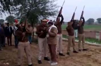 Guns liberated by police during firing in hanumangarh फायरिंग के दौरान बंदूकों ने छुड़ाया पुलिस का पसीना