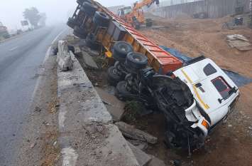 Fog havoc, NH8 Hwy at culvert dropped down to the trailer Road accident: कोहरे का कहर, NH8 हाईवे पर पुलिया से नीचे गिरा ट्रेलर