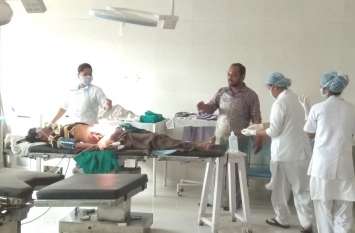 Wild buffalo tore the farmer's stomach जंगली भैंसे ने कपास तोड़ रहे किसान पर हमला कर बाहर निकाल दी पेट की अतडिय़ां