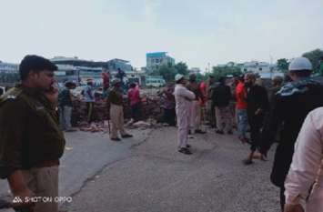 UIT squad removed encroachment proceedings रास्ता बंद कर दीवार खींचने लगे तो आक्रोशित लोगों ने किया विरोध ,पीछे हटा यूआइटी दस्ता,और फिर